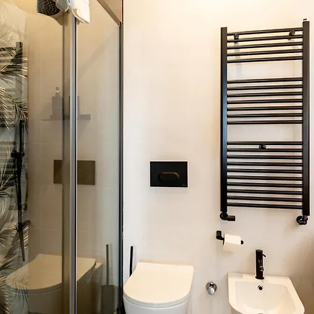 Turin Central Suite بيت ضيافة 4*