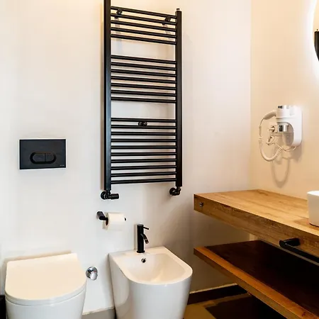 Turin Central Suite بيت ضيافة 4*