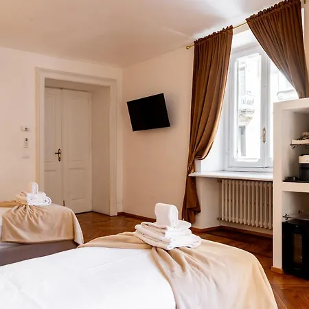 Turin Central Suite بيت ضيافة 4*